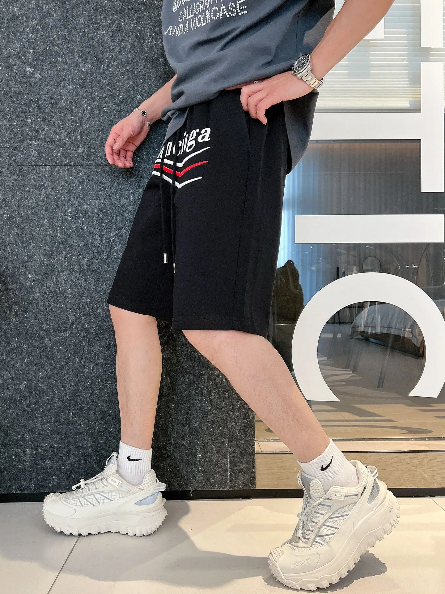 Balenciaga's three-standard complete 2026 summer New Arrival men's casual shorts, advanced custom-made Breathable fabric, Breathable fabric, extremely stretchy and comfortable, impeccable details, top-grade accessories, original logo design concept, delicate and soft feel! The upper body fit is awesome! Size: M-XXXL Please state your height and weight when ordering